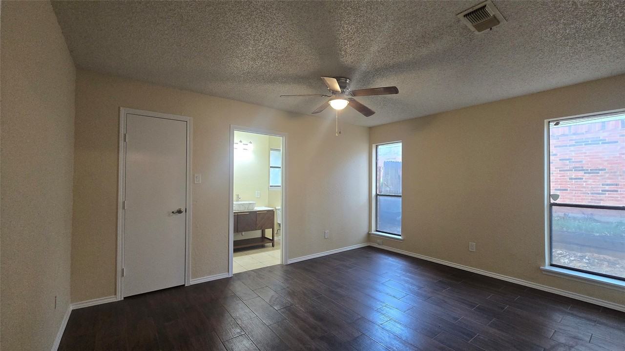 1117 Blue Carriage Ln N - Photo 2 of 21
