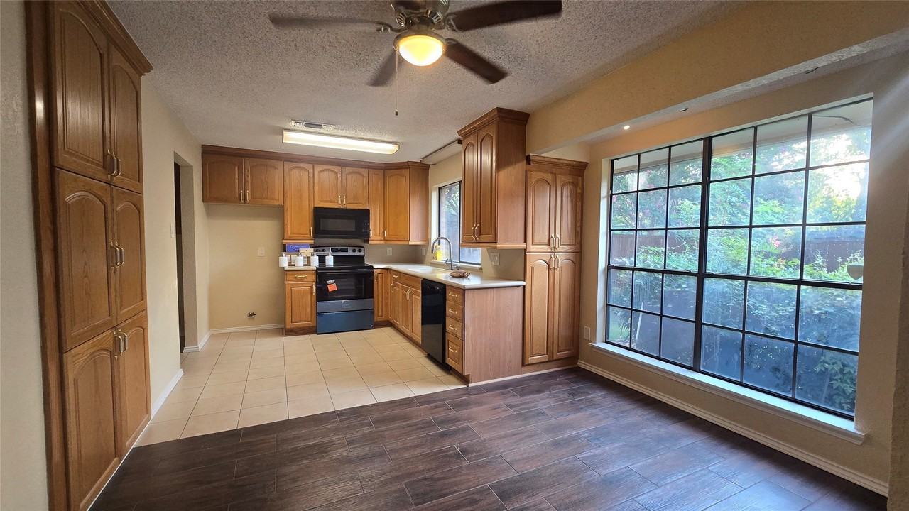 1117 Blue Carriage Ln N - Photo 3 of 21