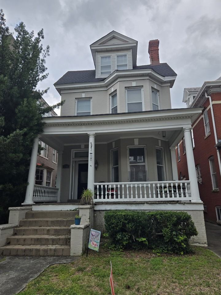 910 Colonial Ave #B