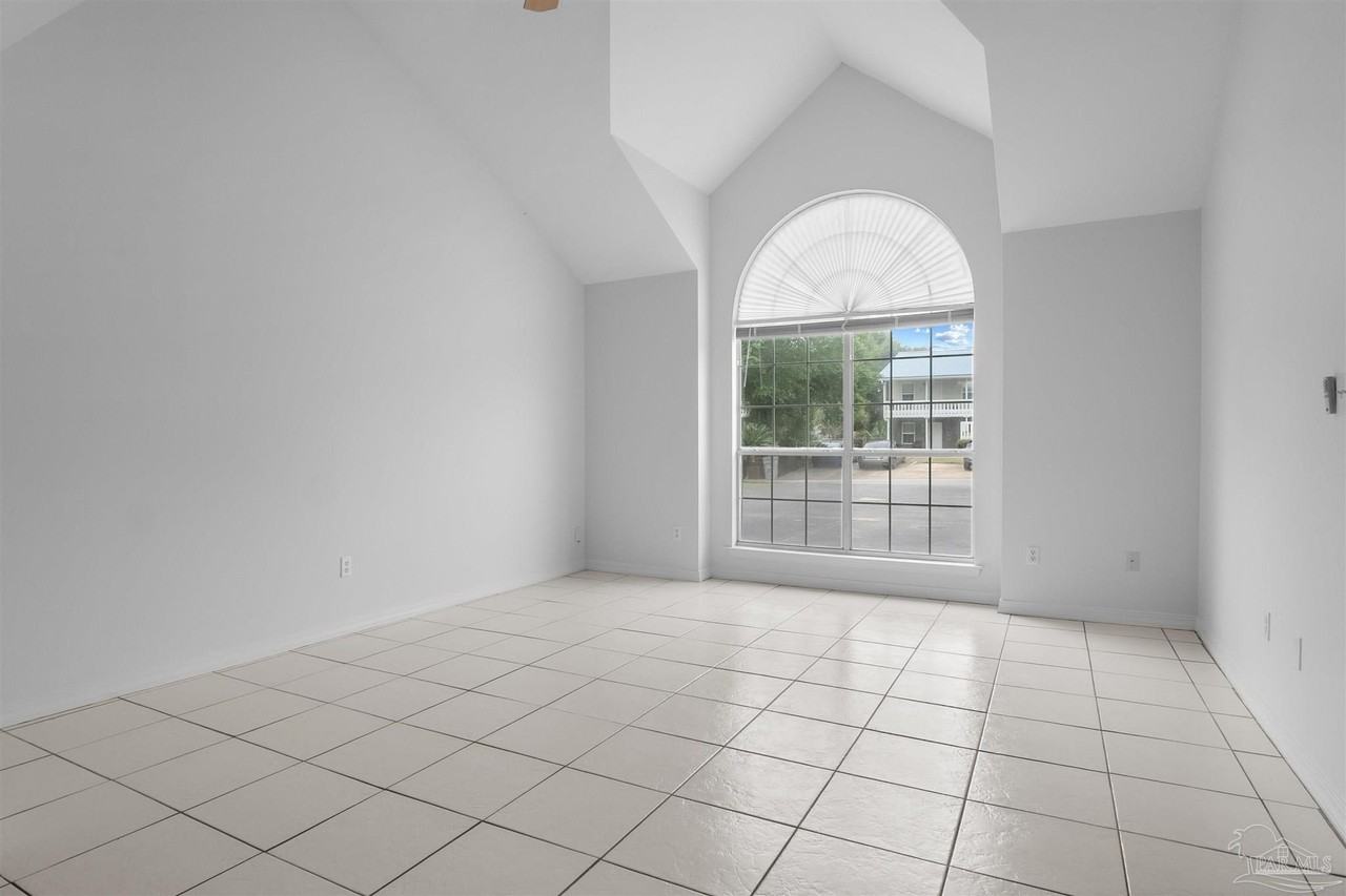 1356 Redwood Ln - Photo 3 of 23