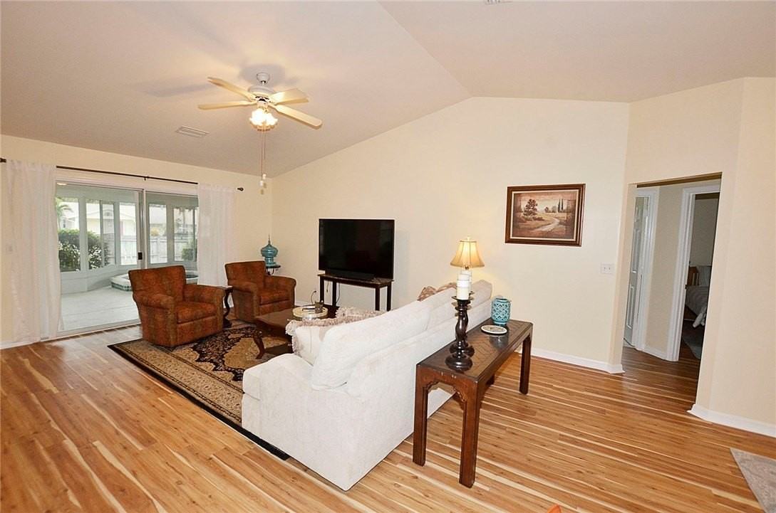 745 38th Ct - Photo 6 of 34
