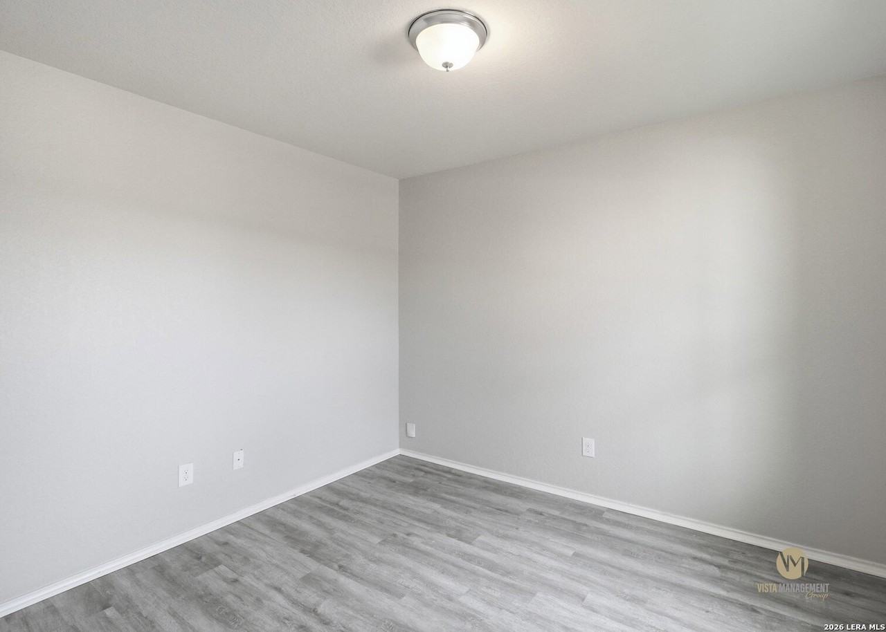 7526 Crestway Rdg - Photo 3 of 28
