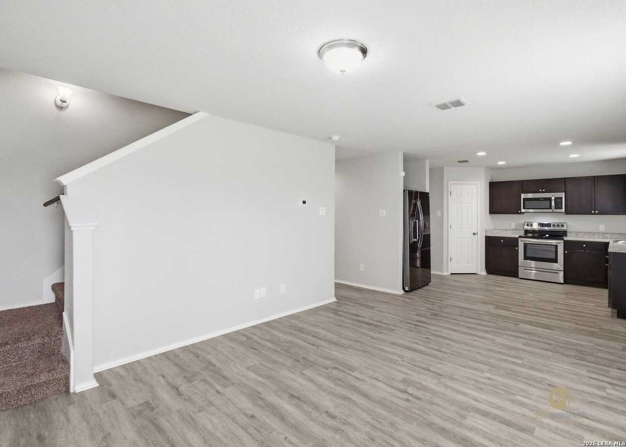 7526 Crestway Rdg - Photo 7 of 28