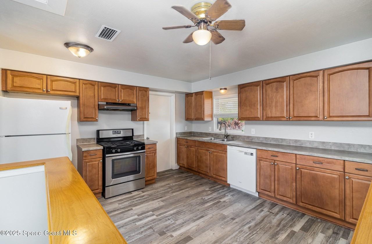 205 Trinidad Dr - Photo 2 of 21