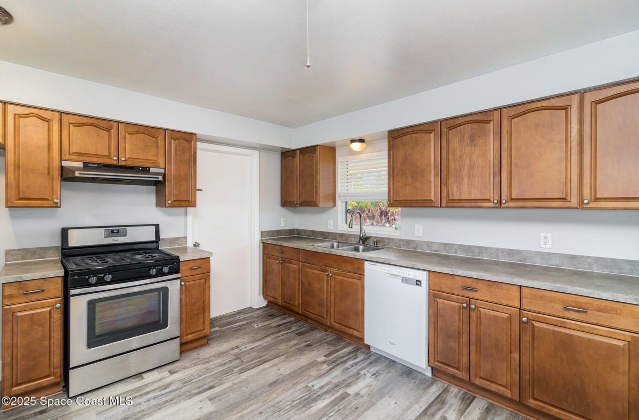 205 Trinidad Dr - Photo 3 of 21