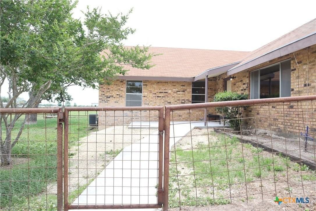 707 Old Seguin Luling Rd - Photo 2 of 20