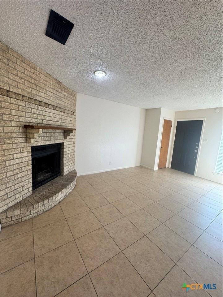 213 Versailles St - Photo 2 of 19