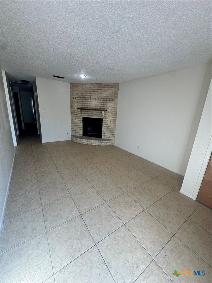 213 Versailles St - Photo 4 of 19