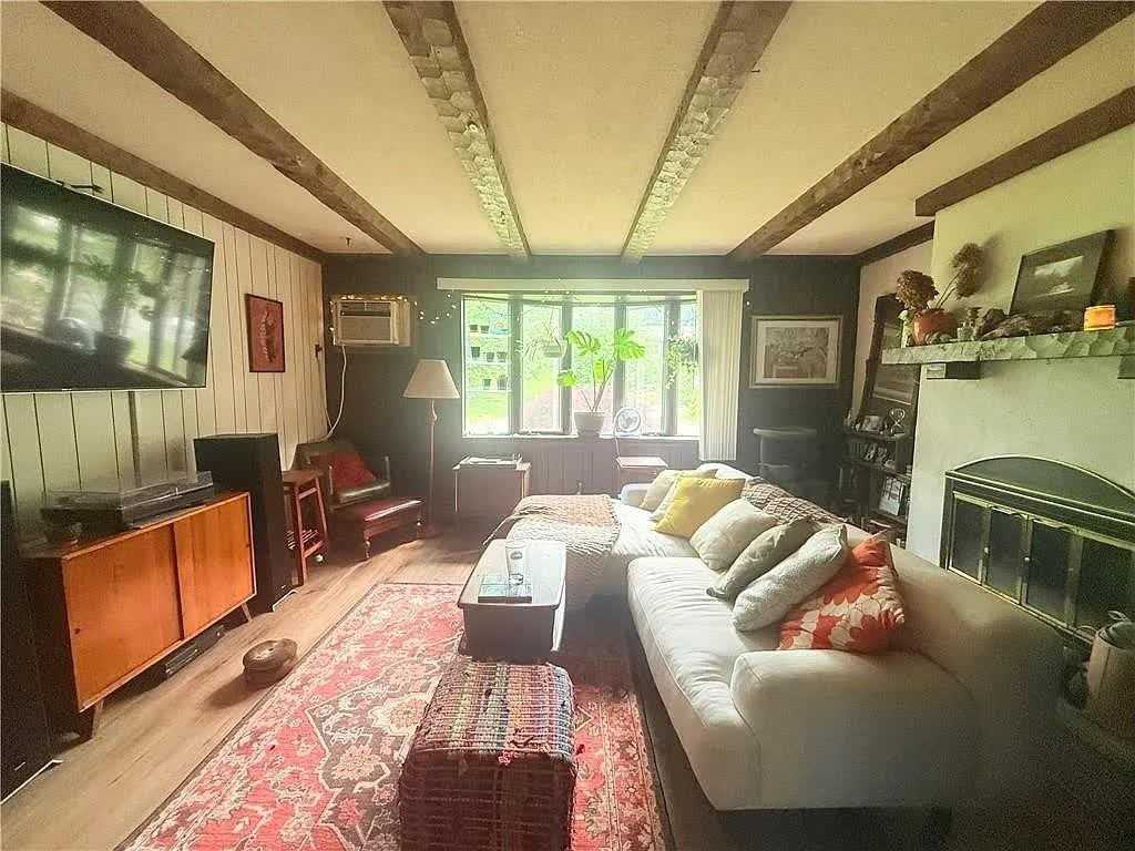 35 Brookdale St - Photo 5 of 10