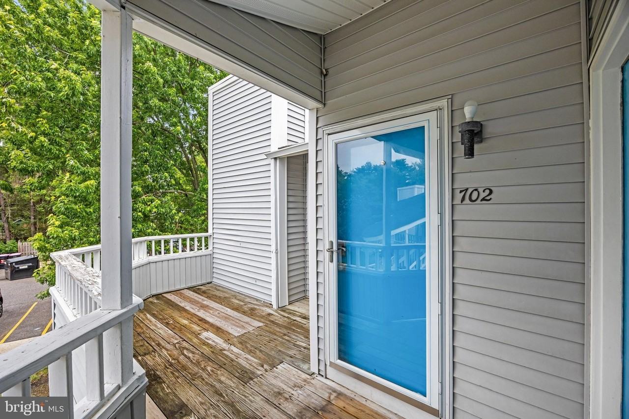 702 Abbey Ct - Photo 4 of 26