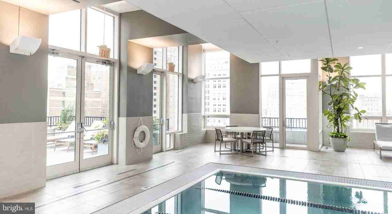 202 W Washington Sq #1802 - Photo 7 of 31