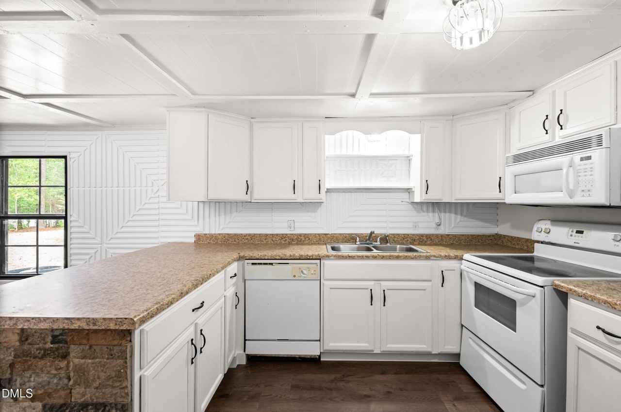 5629 Oakdale Rd - Photo 4 of 8