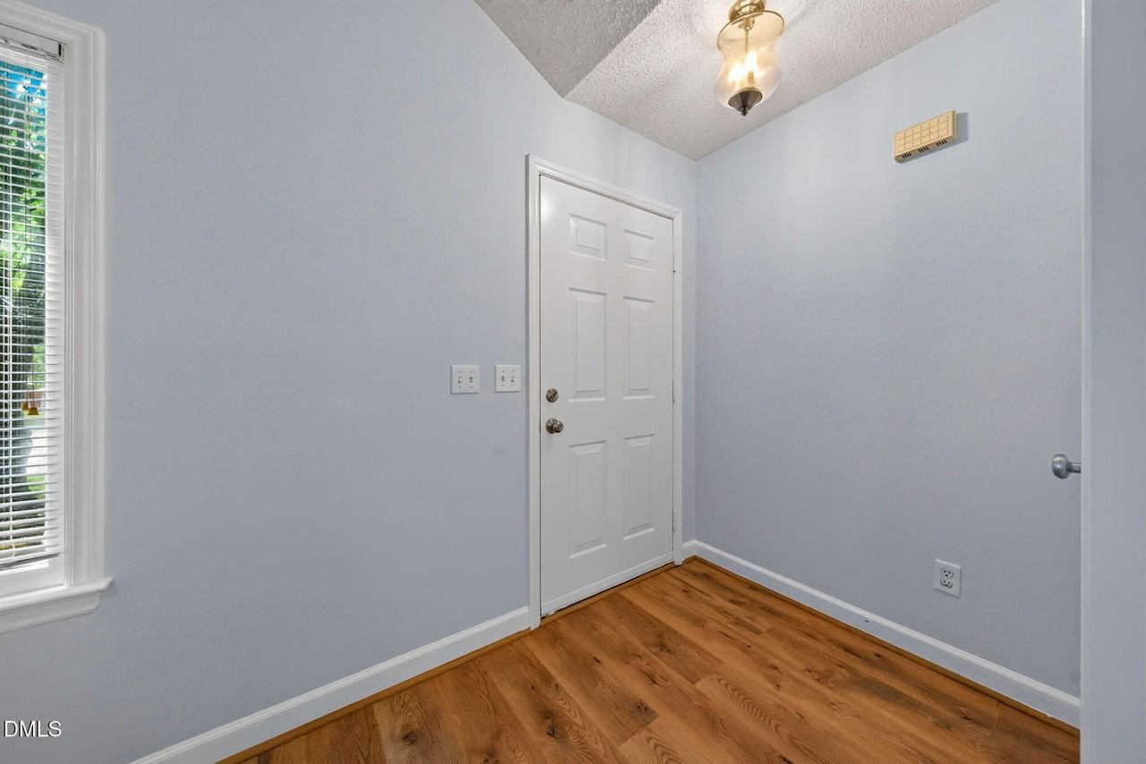 1249 Skyview Dr - Photo 6 of 29