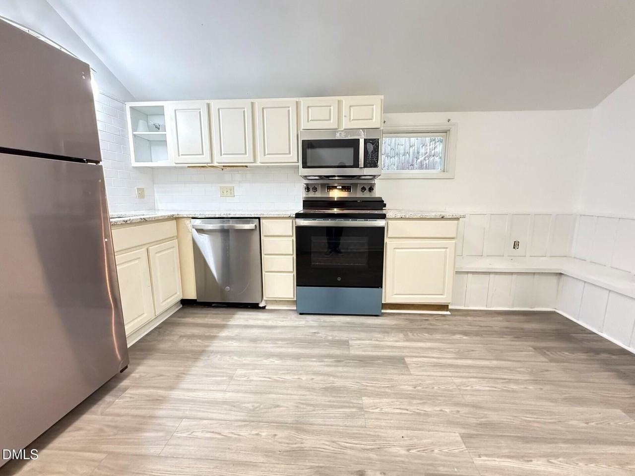1421A Lynn Rd - Photo 3 of 12