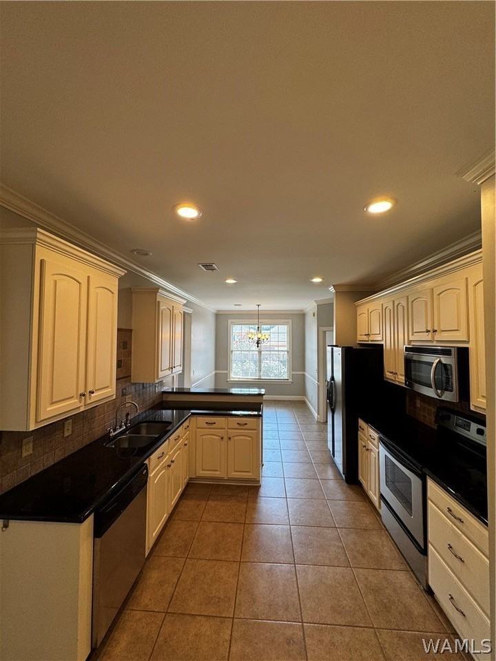 717 Greenbriar Dr - Photo 5 of 18