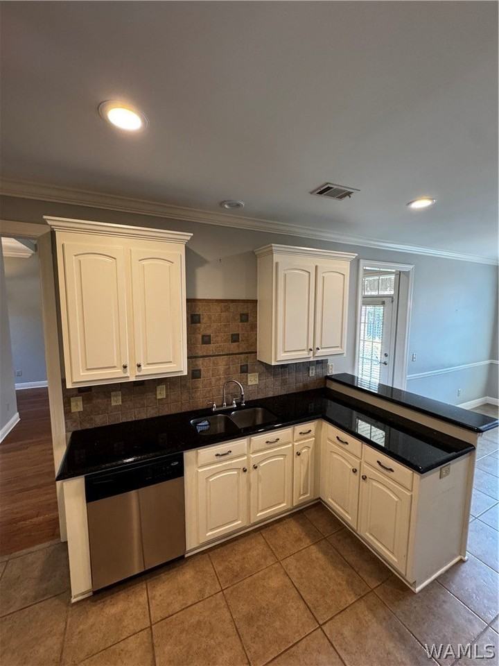717 Greenbriar Dr - Photo 6 of 18