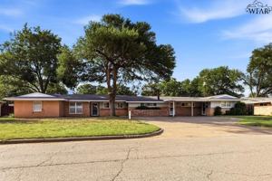 featured image of 4202 Meadowbrook Dr