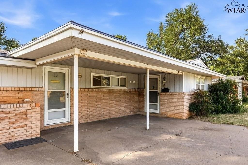 4202 Meadowbrook Dr - Photo 2 of 20
