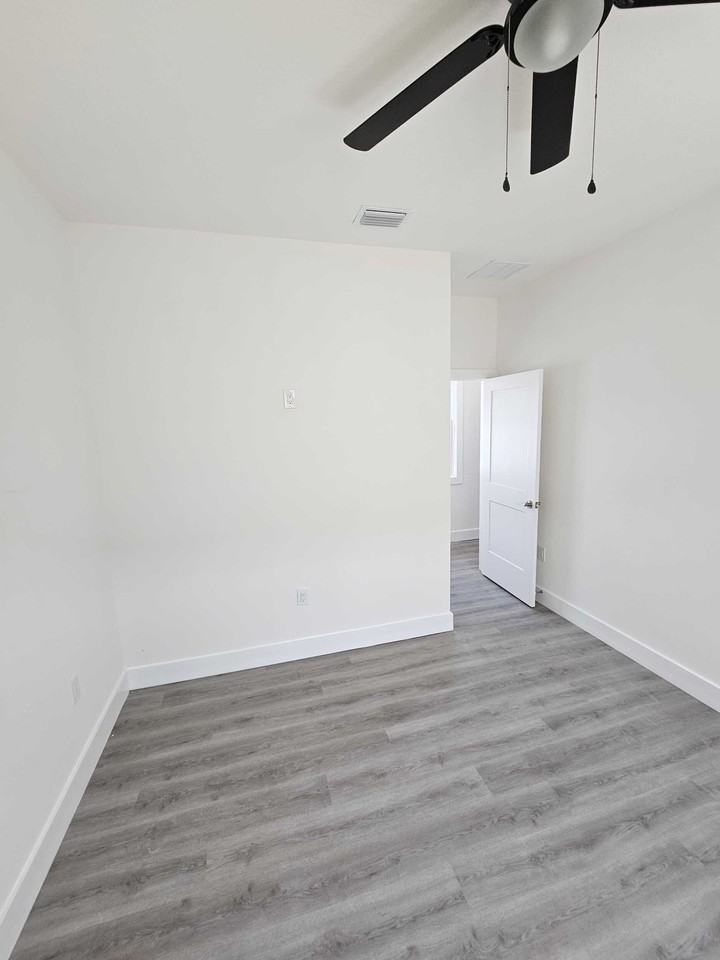 926 East 11th Avenue - Photo 5 of 11