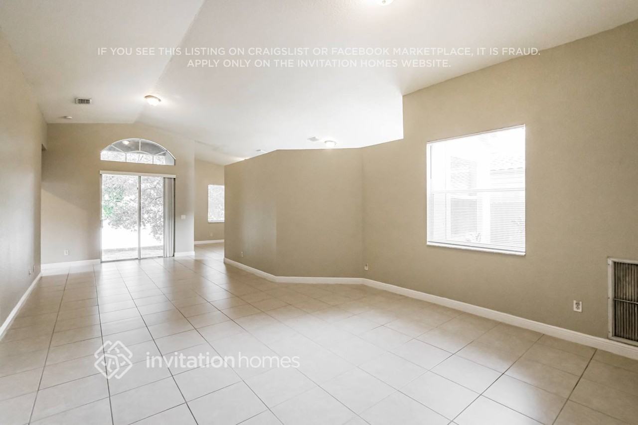 5221 Sw 141st Ave - Photo 3 of 17