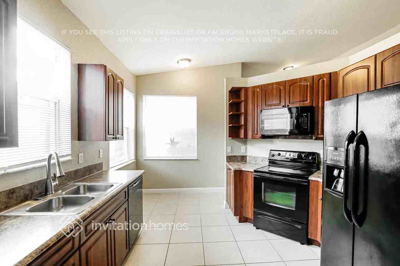 5221 Sw 141st Ave - Photo 4 of 17