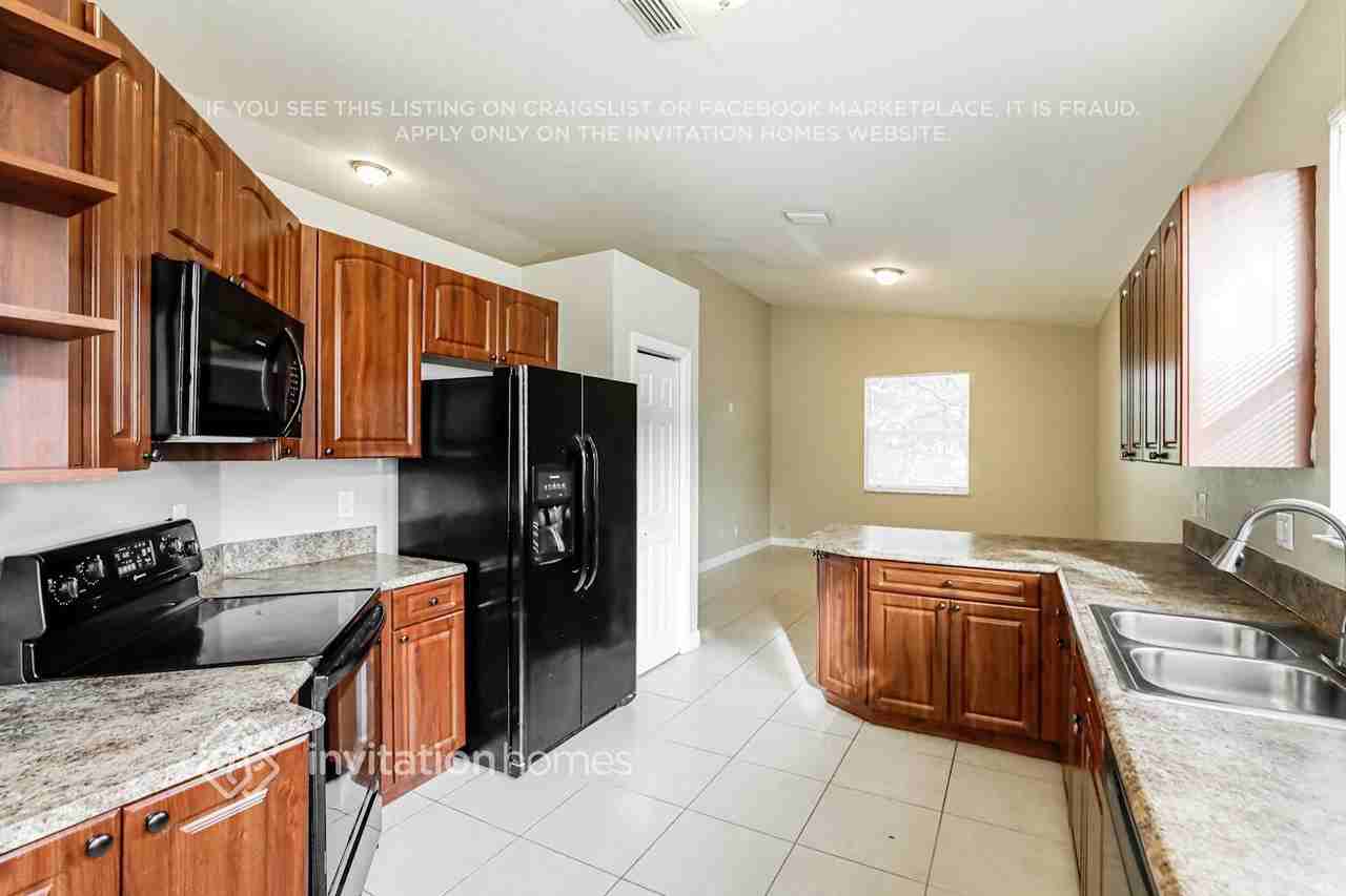 5221 Sw 141st Ave - Photo 5 of 17