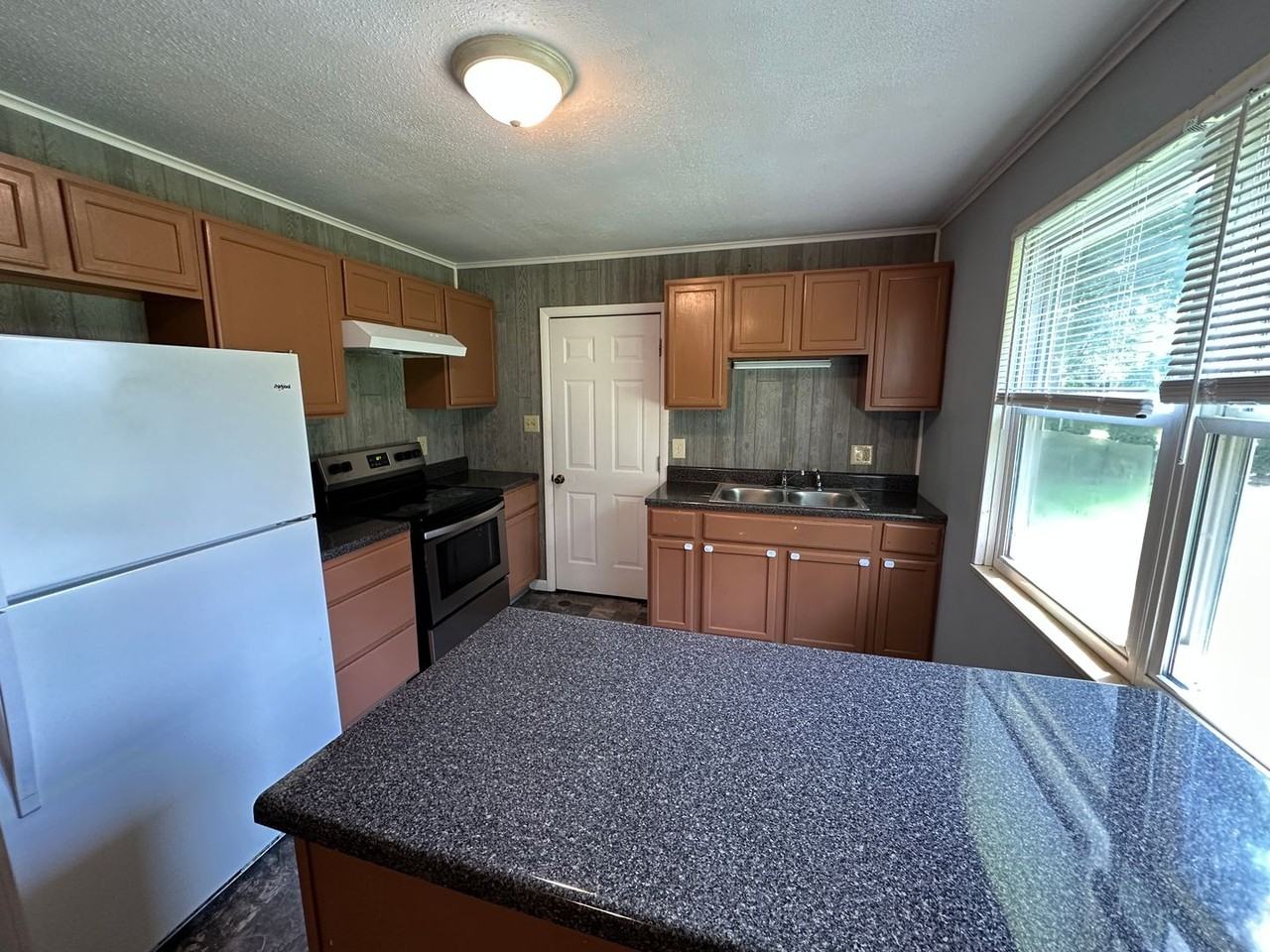 1129 Roswell Rd - Photo 3 of 20
