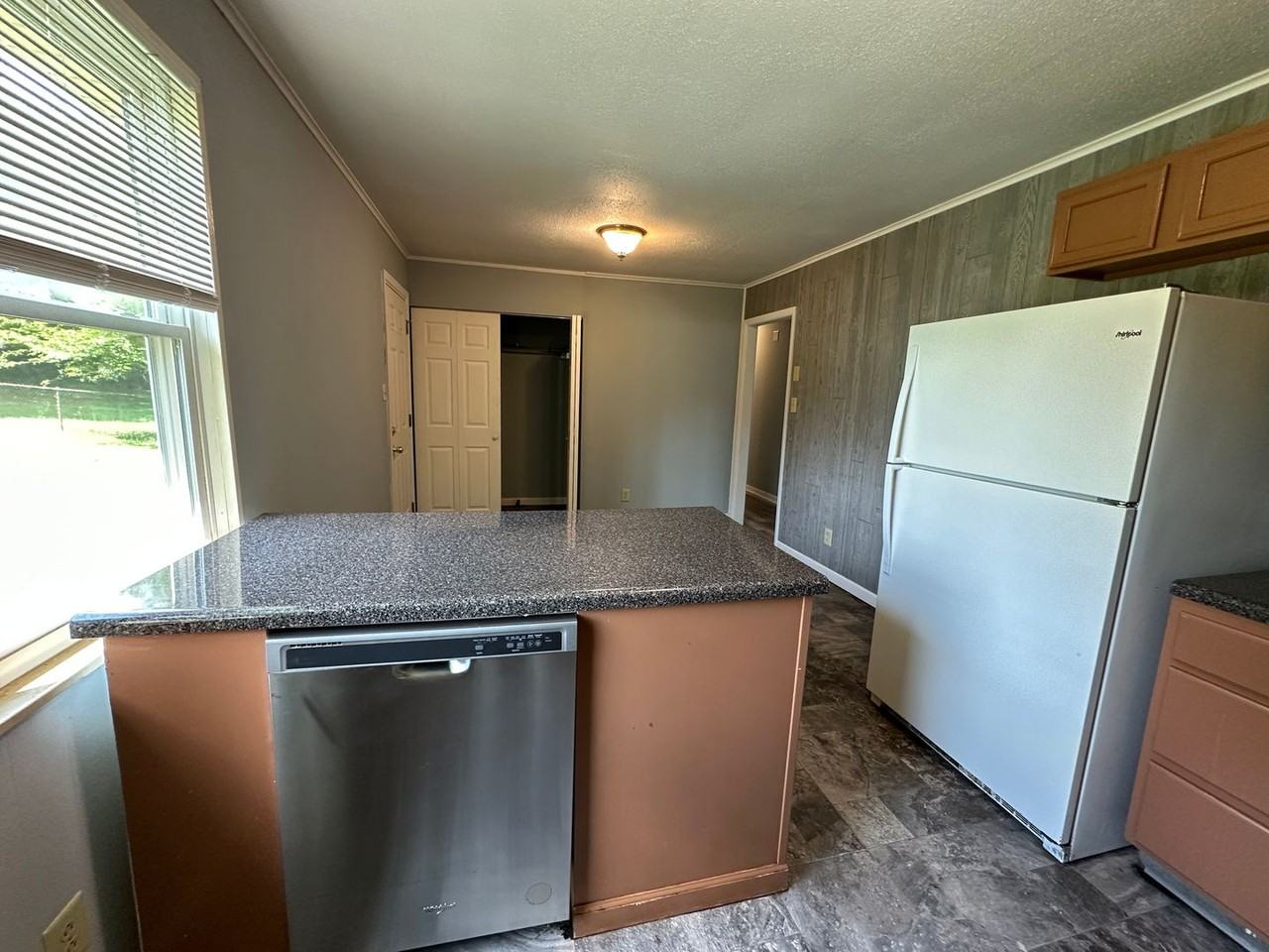 1129 Roswell Rd - Photo 4 of 20