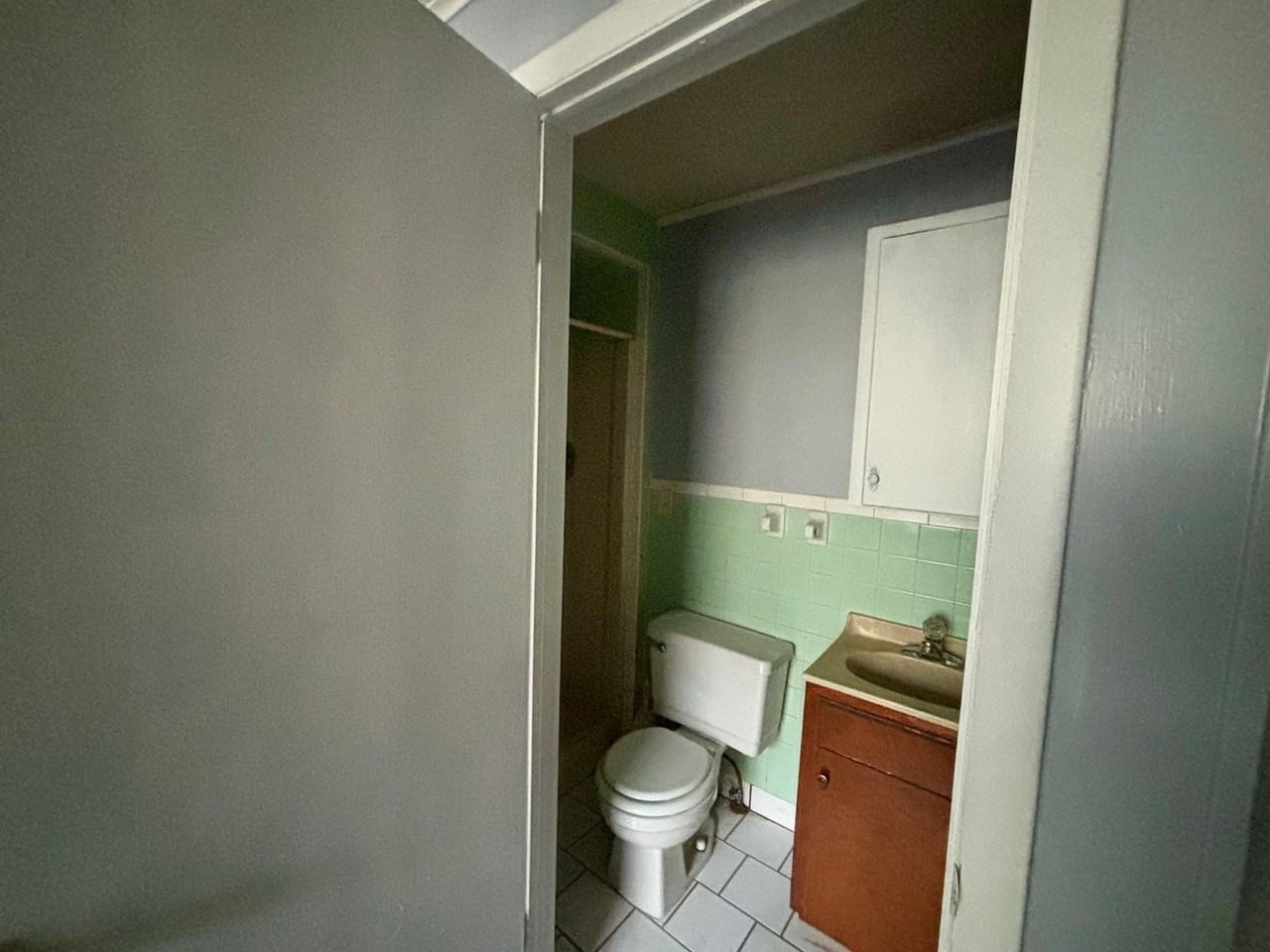 816 N Broadway Ave - Photo 7 of 12