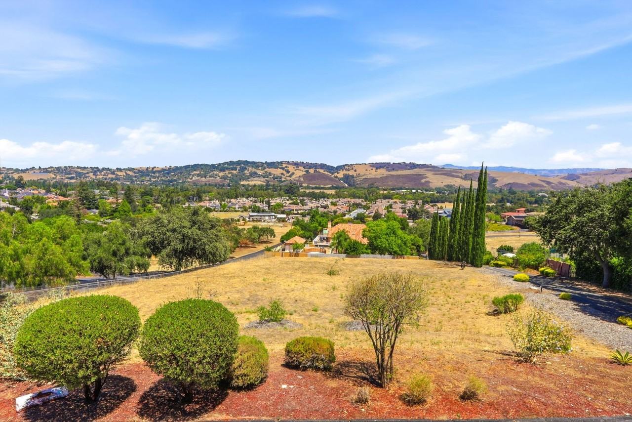 19563 Almaden Rd - Photo 2 of 33