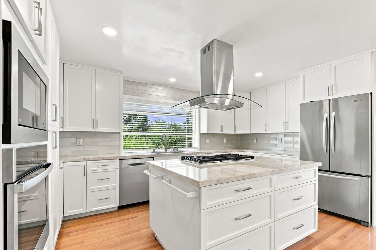19563 Almaden Rd - Photo 3 of 33
