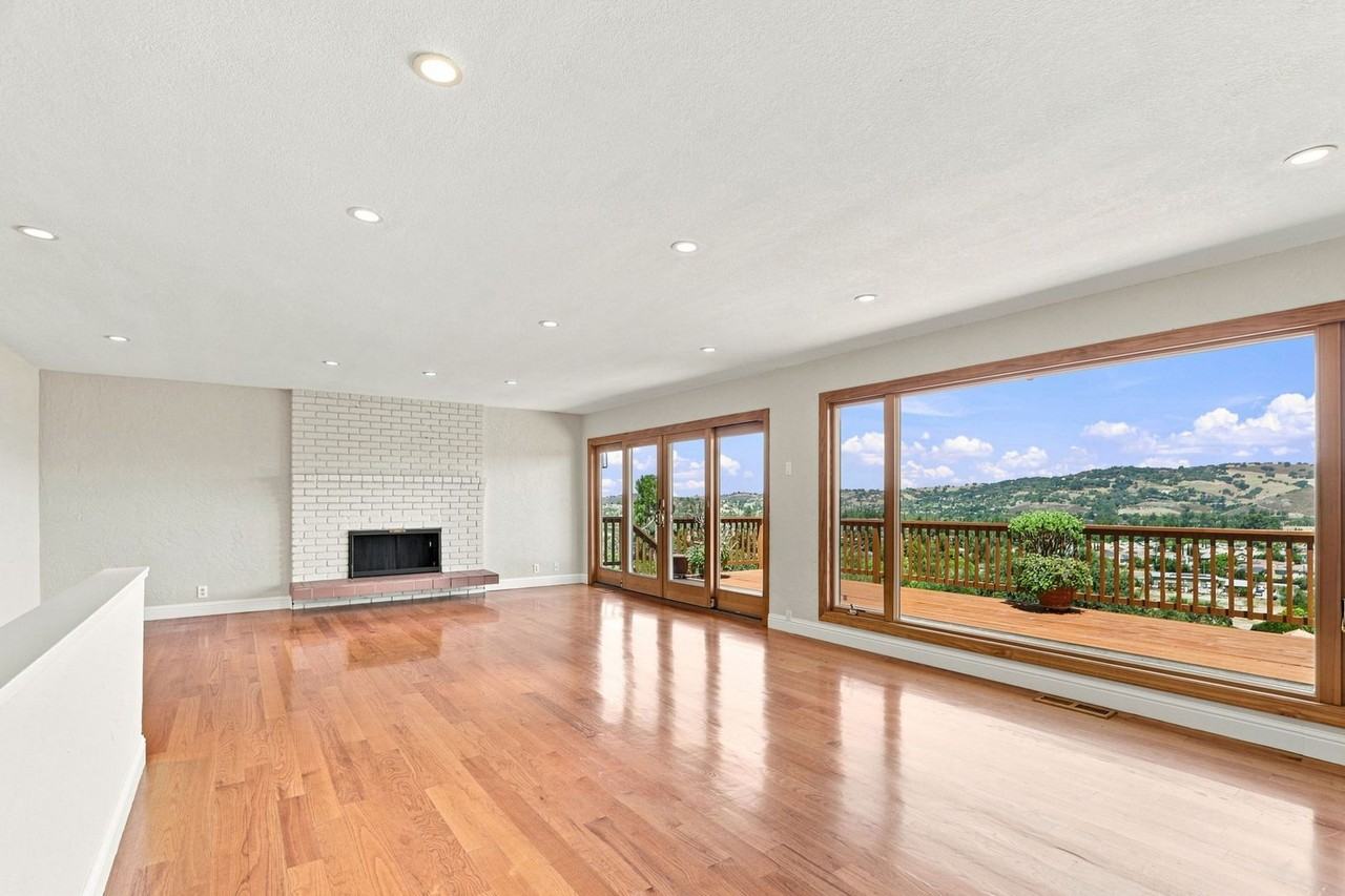 19563 Almaden Rd - Photo 4 of 33