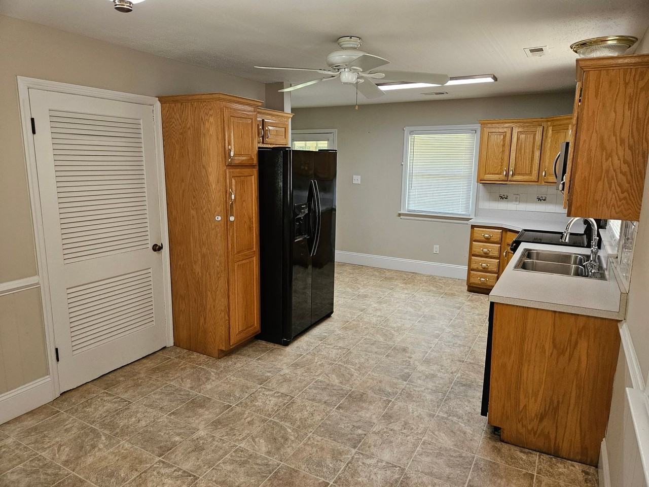 2477 Meadow Rd - Photo 3 of 8