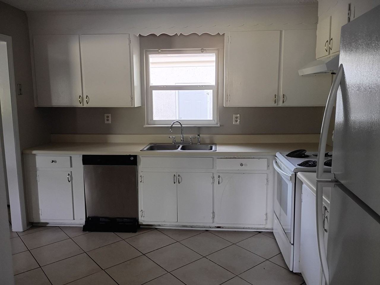 1802 E 58th St - Photo 4 of 15