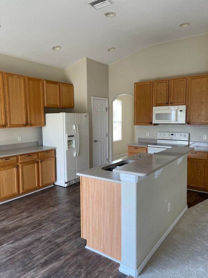 213 Towerview Dr E - Photo 4 of 20