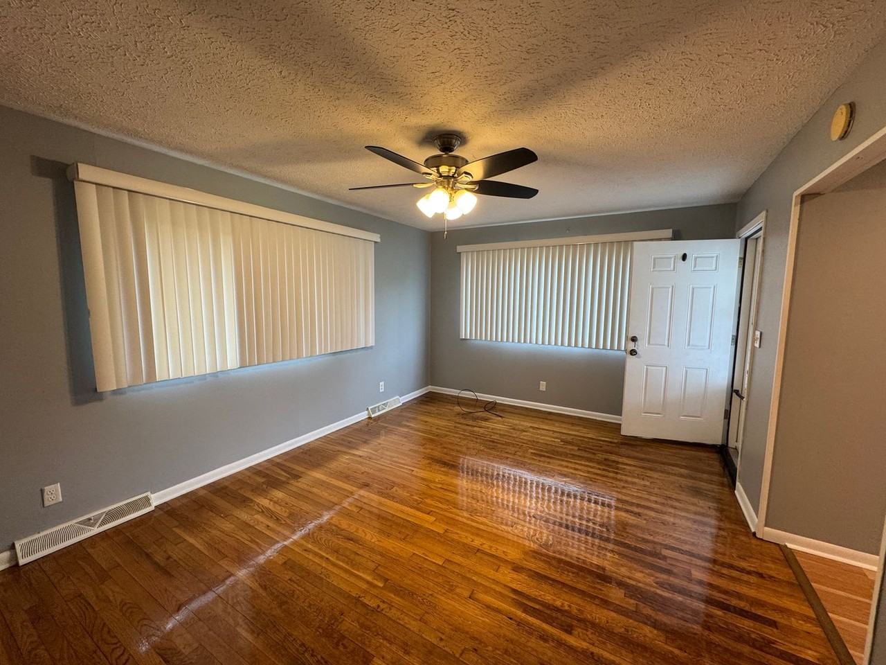 3243 W 52nd St - Photo 5 of 28