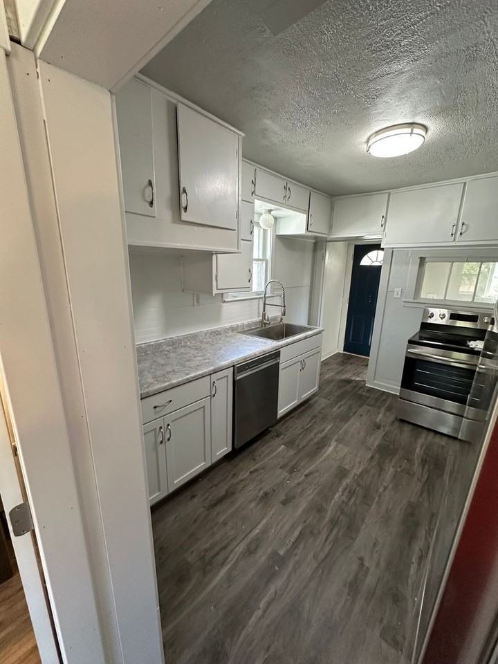 2115 Omaha St - Photo 2 of 8