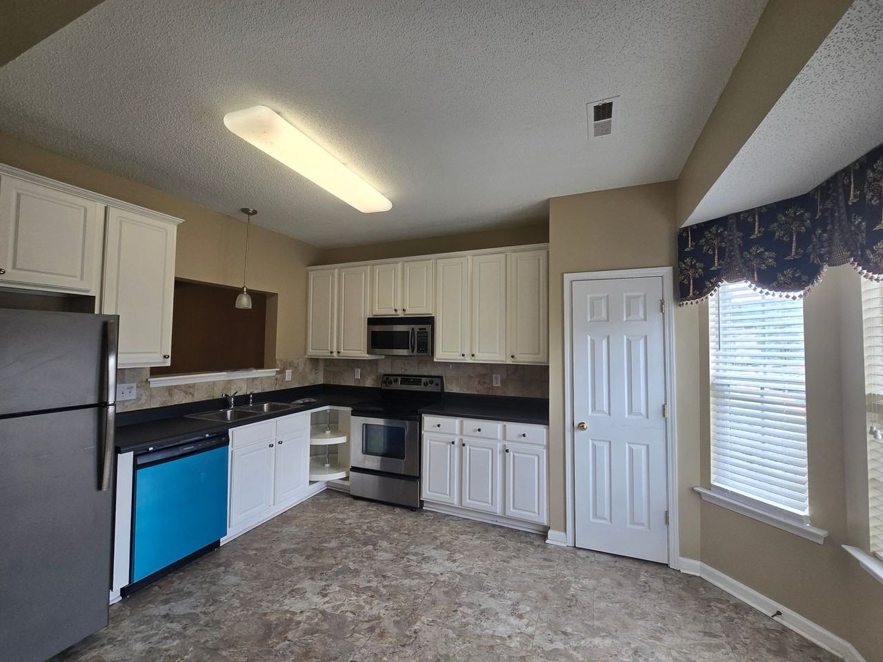 210 Brittany Way - Photo 5 of 26