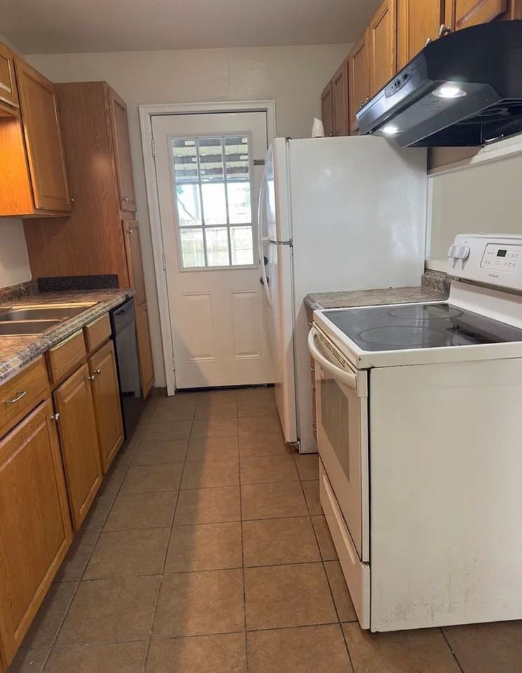 214 Guidry Rd - Photo 3 of 8