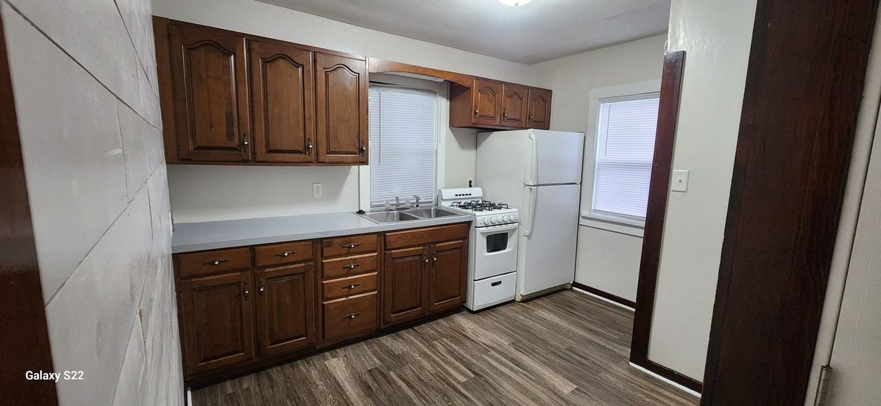 318 E 15th St N - Photo 2 of 11