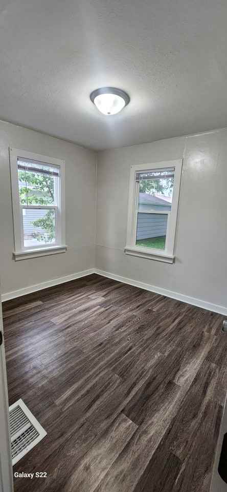 318 E 15th St N - Photo 7 of 11