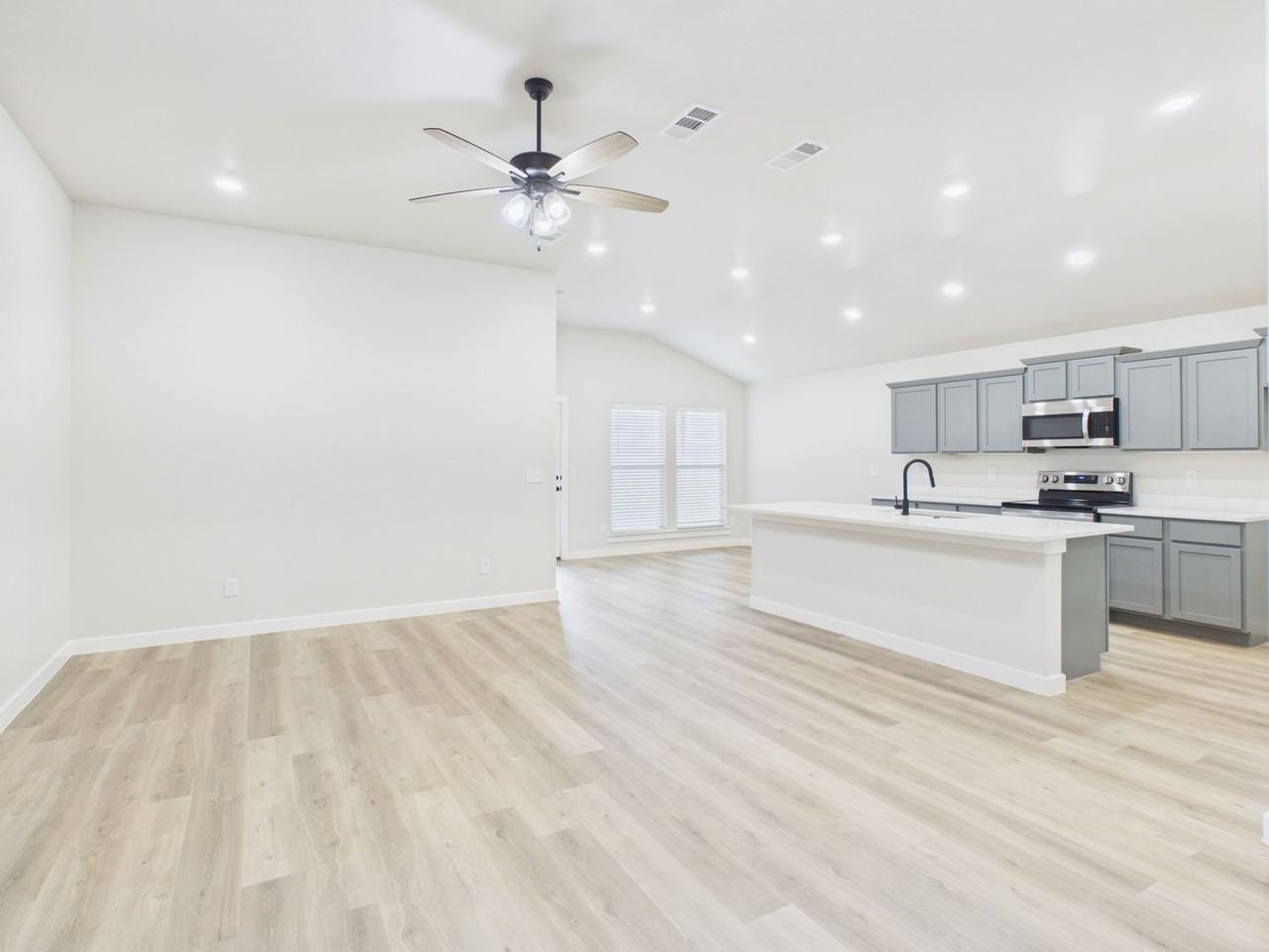3102 Swenson St - Photo 4 of 21