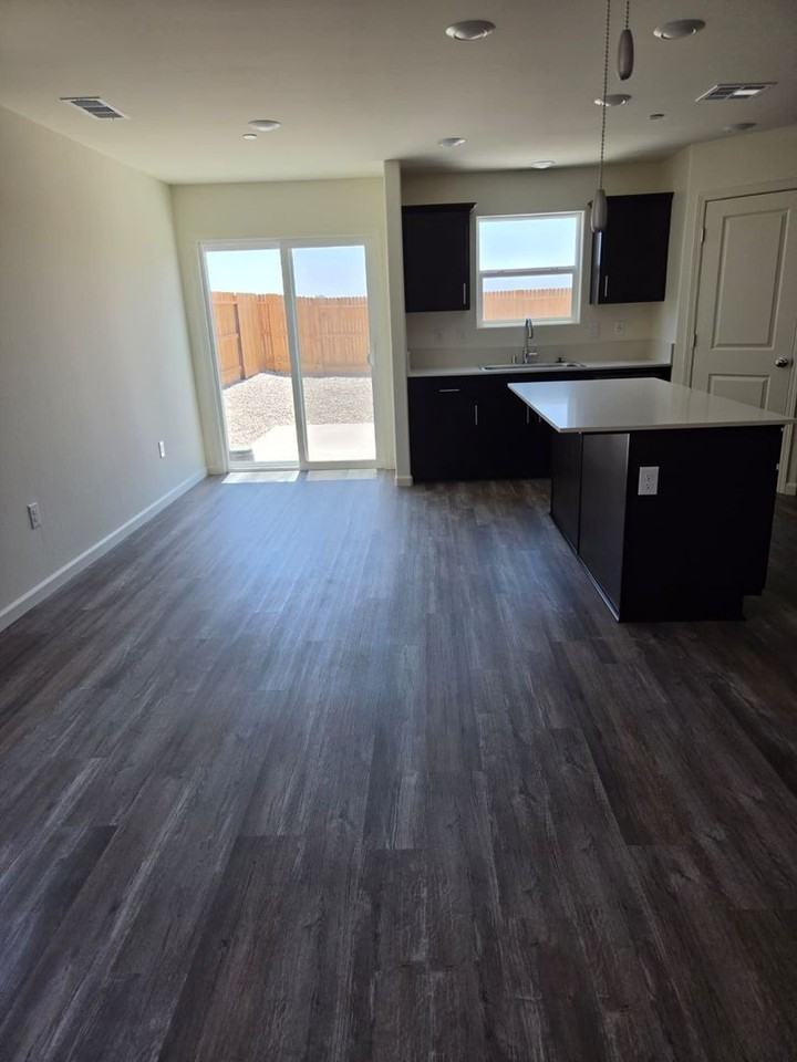 8215 8215 Tydeman Dr - Photo 4 of 20