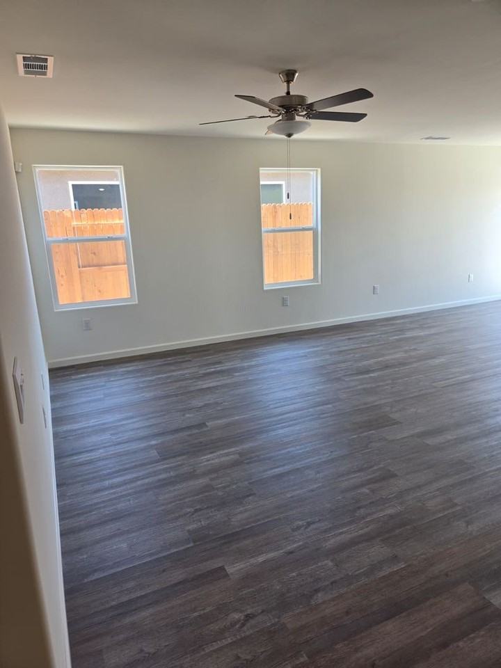 8215 8215 Tydeman Dr - Photo 5 of 20