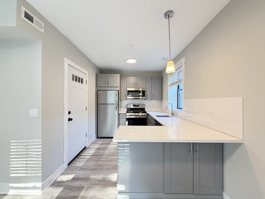 1133 Oak Ave #2W - Photo 2 of 21