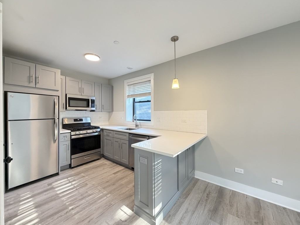 1133 Oak Ave #2W - Photo 3 of 21
