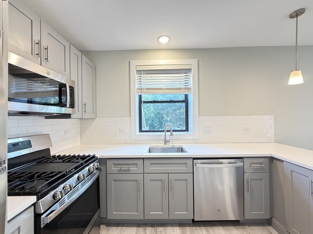 1133 Oak Ave #2W - Photo 4 of 21