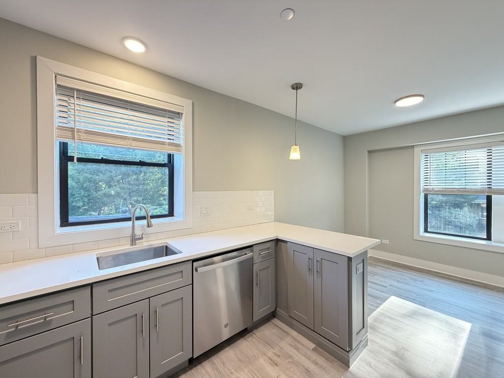 1133 Oak Ave #2W - Photo 5 of 21