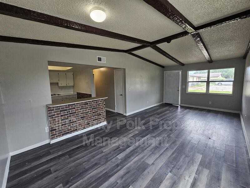 3037 Saint Paul Dr - Photo 3 of 10