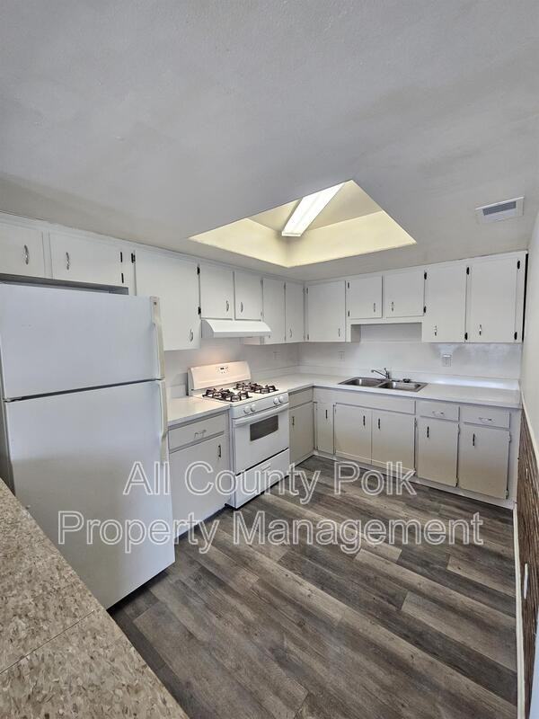 3037 Saint Paul Dr - Photo 4 of 10